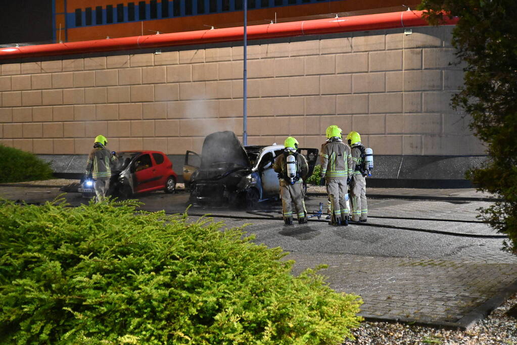 Twee auto's verwoest door brandstichting bij gevangenis De Schie