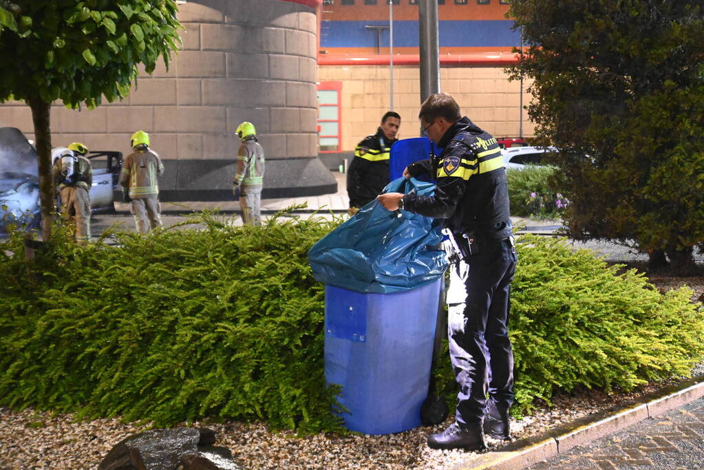 Twee auto's verwoest door brandstichting bij gevangenis De Schie