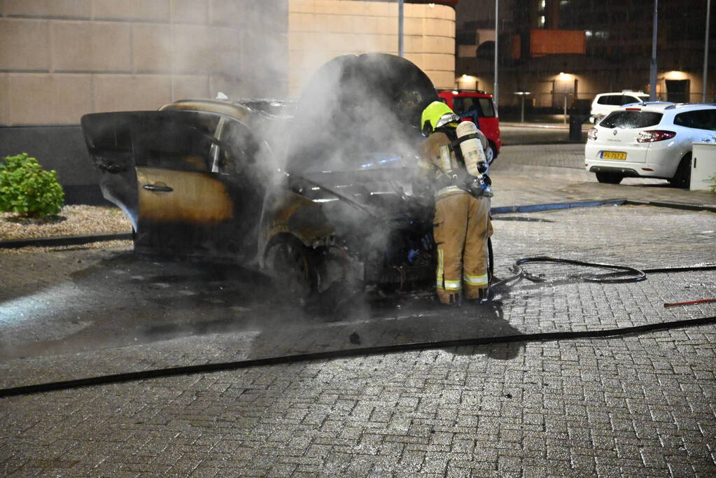Twee auto's verwoest door brandstichting bij gevangenis De Schie