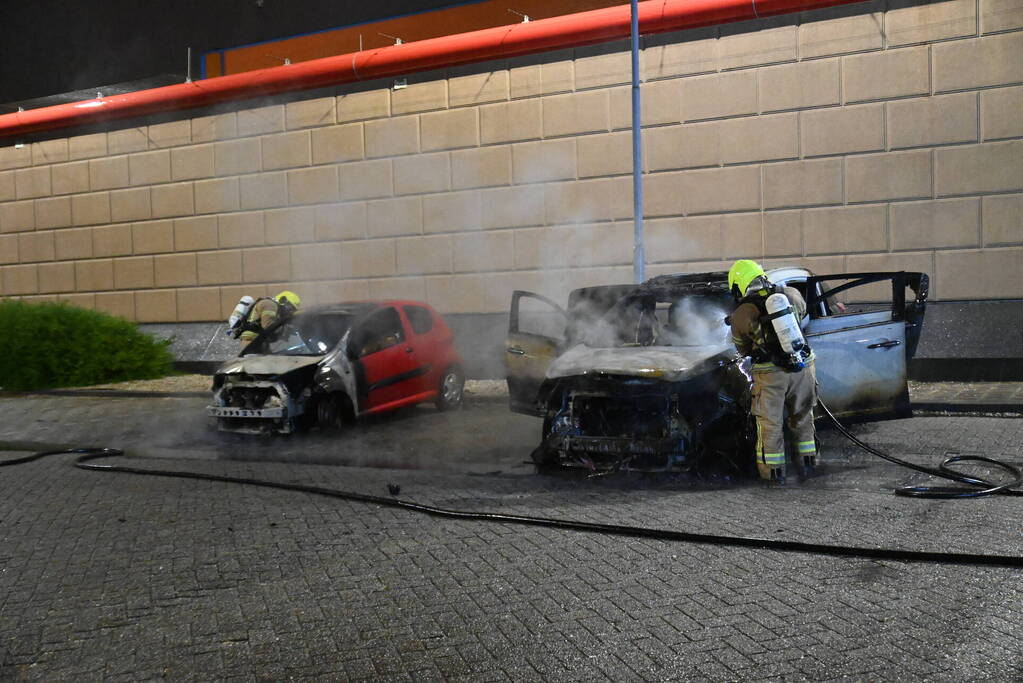 Twee auto's verwoest door brandstichting bij gevangenis De Schie