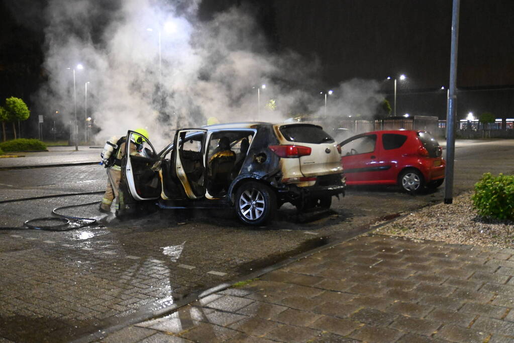 Twee auto's verwoest door brandstichting bij gevangenis De Schie