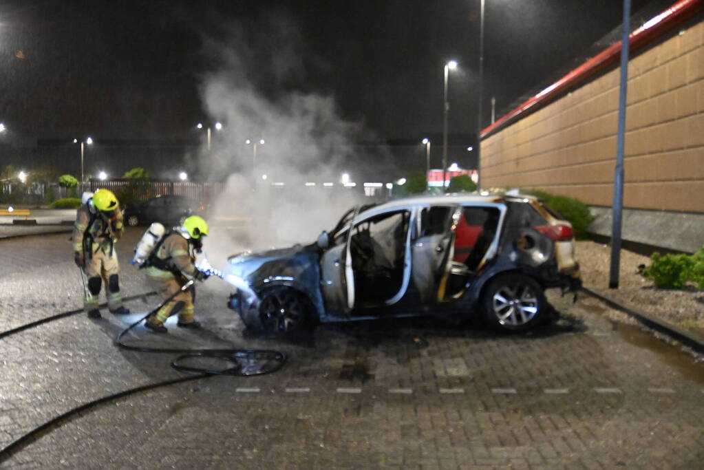 Twee auto's verwoest door brandstichting bij gevangenis De Schie