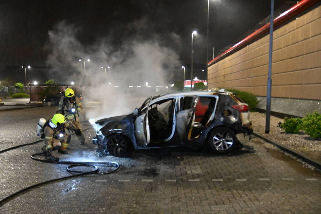 Twee auto's verwoest door brandstichting bij gevangenis De Schie