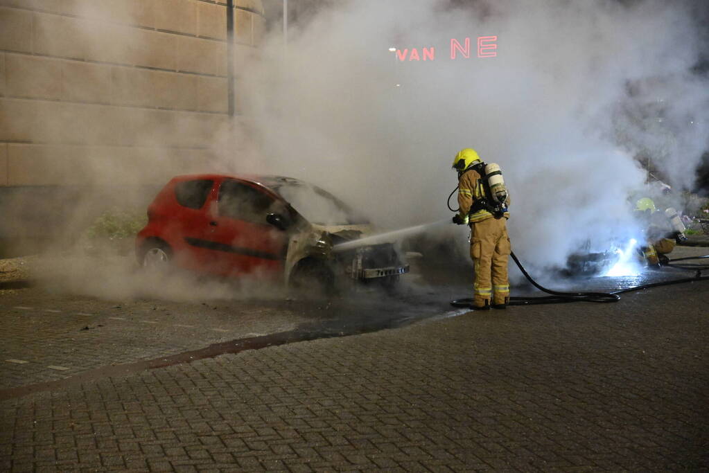 Twee auto's verwoest door brandstichting bij gevangenis De Schie
