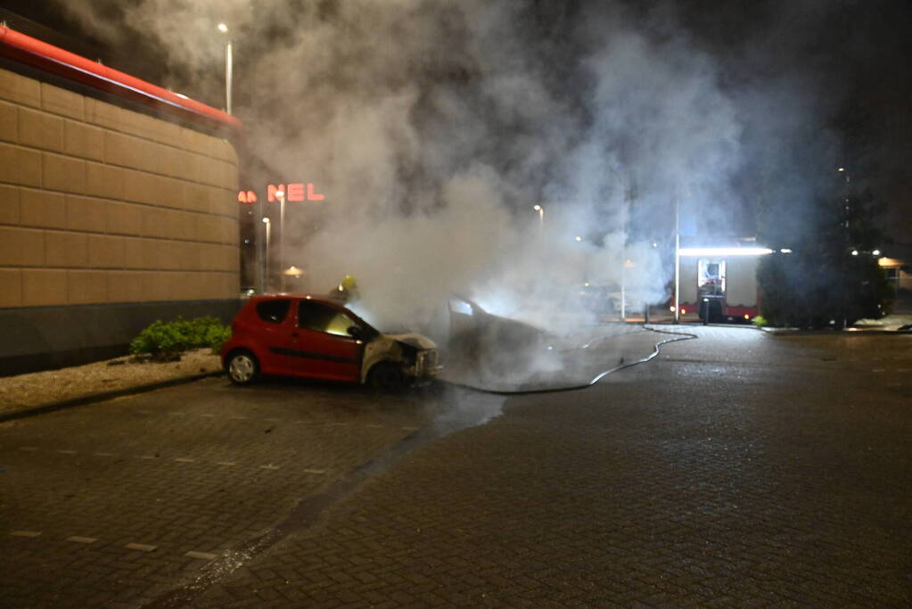 Twee auto's verwoest door brandstichting bij gevangenis De Schie