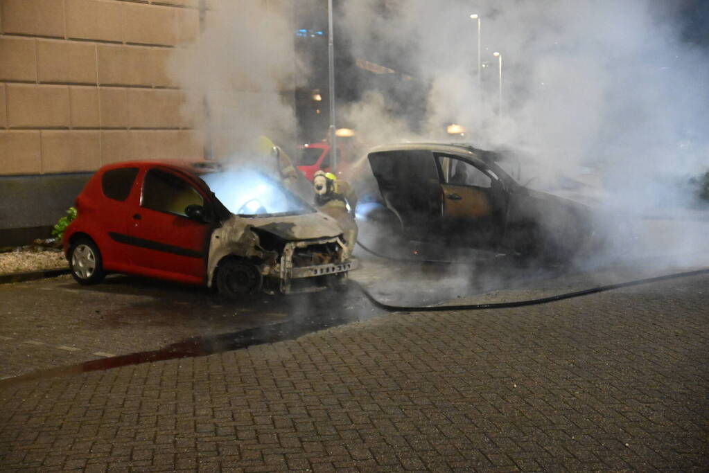 Twee auto's verwoest door brandstichting bij gevangenis De Schie