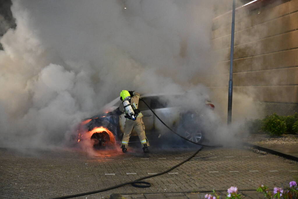 Twee auto's verwoest door brandstichting bij gevangenis De Schie