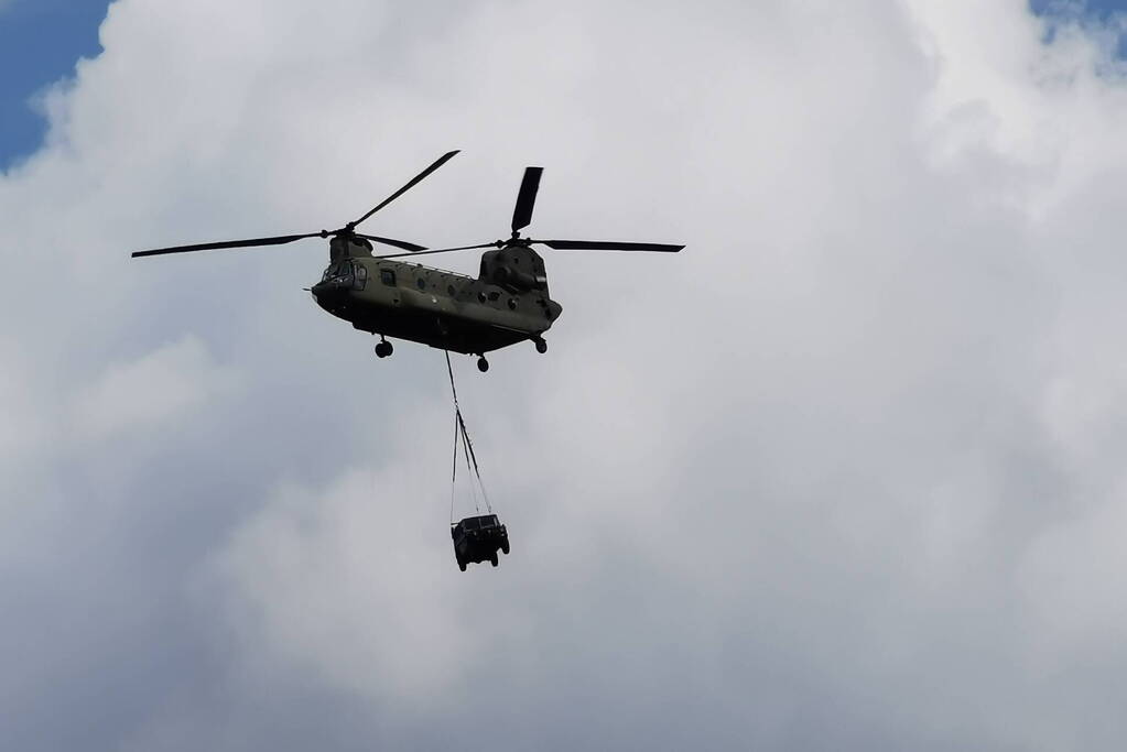 Helikopters van Defensie oefenen 'slingery'