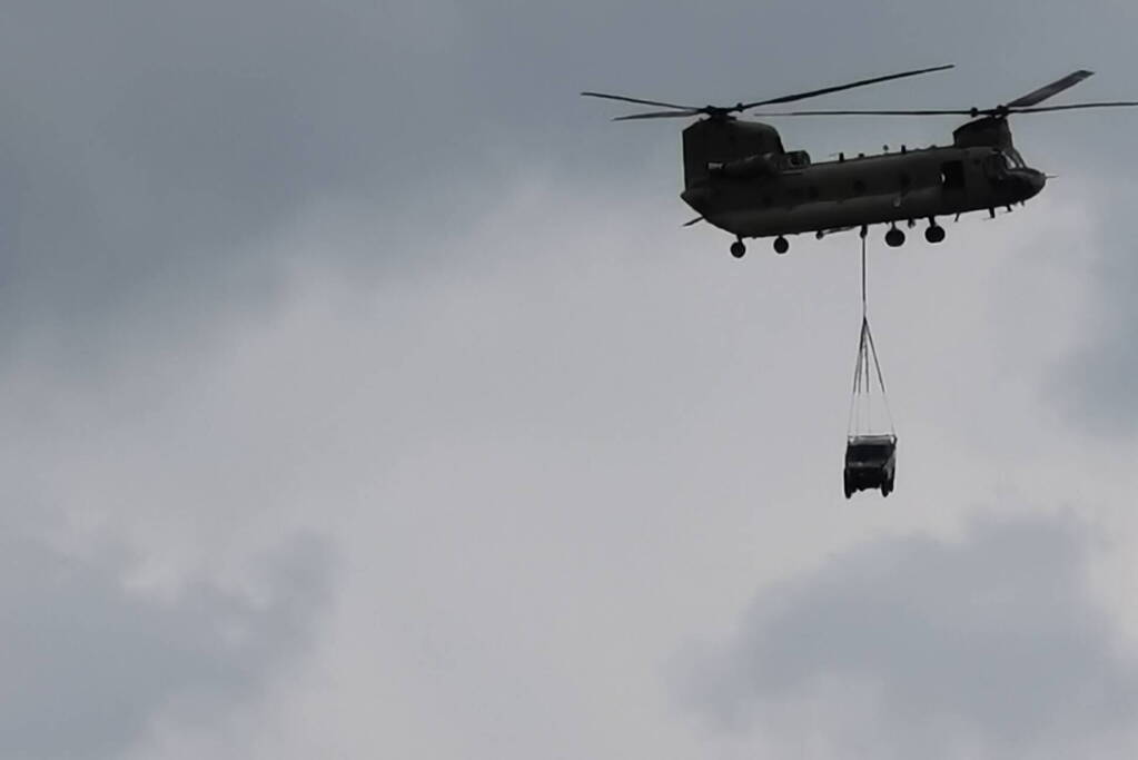 Helikopters van Defensie oefenen 'slingery'