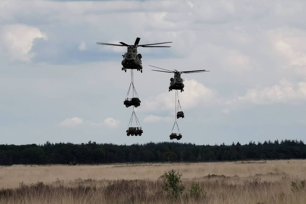 Helikopters van Defensie oefenen 'slingery'