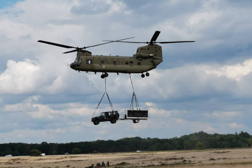 Helikopters van Defensie oefenen 'slingery'