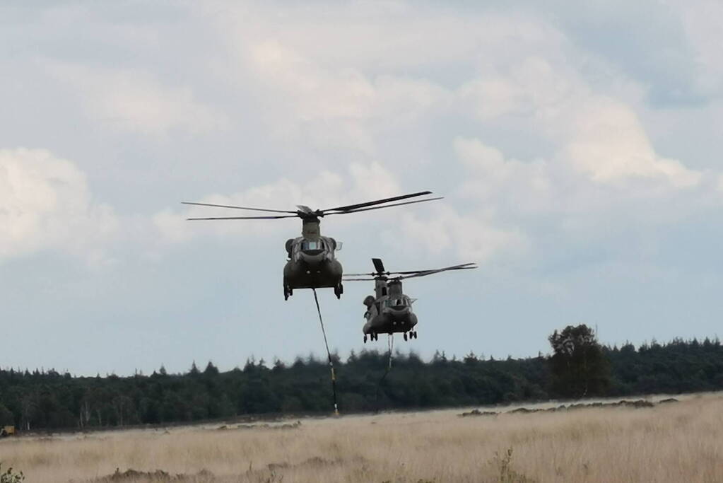 Helikopters van Defensie oefenen 'slingery'