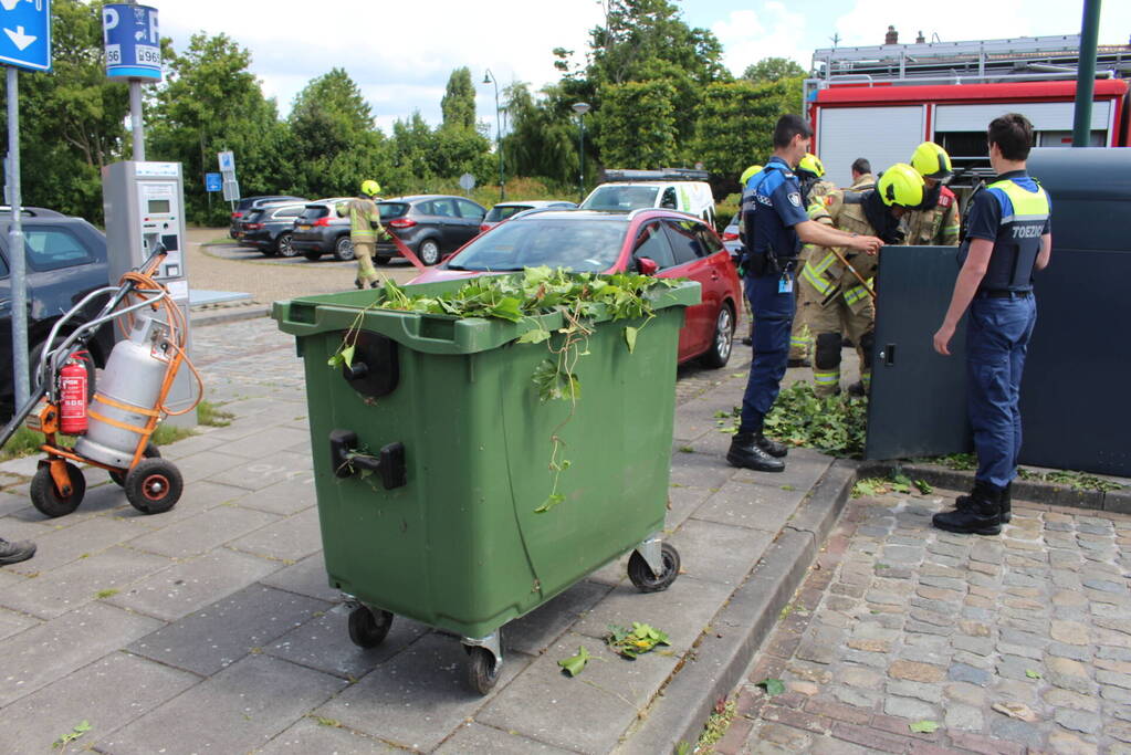 Onkruidbrander van hoveniers veroorzaakt containerbrand