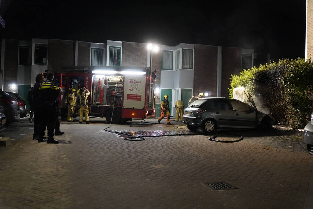 Auto brandt volledig uit