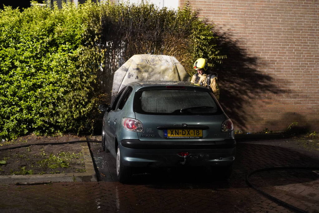 Auto brandt volledig uit