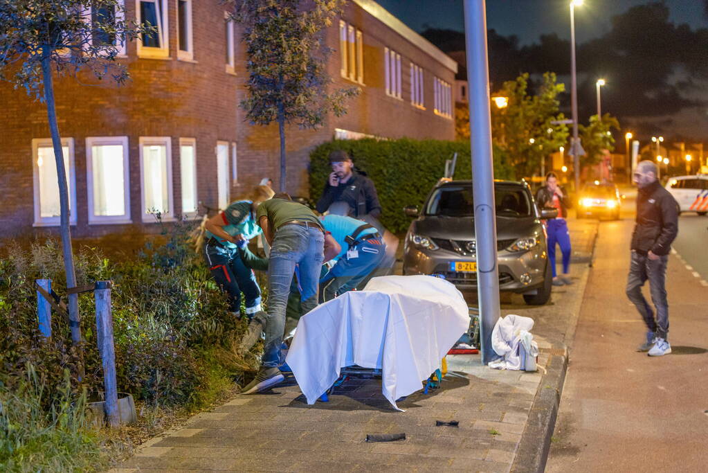 Scooterbezorger en motorrijder gewond na frontale botsing
