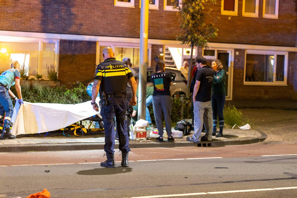 Scooterbezorger en motorrijder gewond na frontale botsing