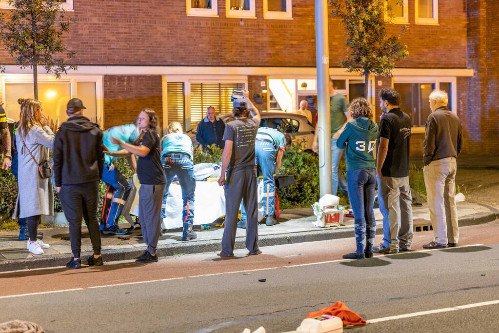 Scooterbezorger en motorrijder gewond na frontale botsing