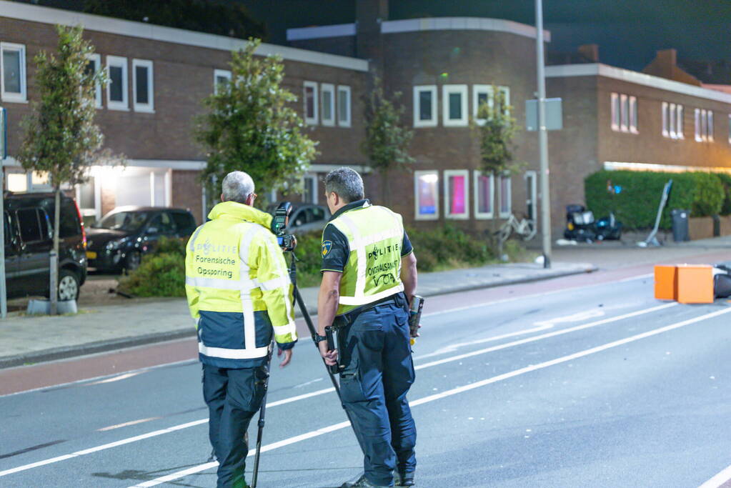 Scooterbezorger en motorrijder gewond na frontale botsing