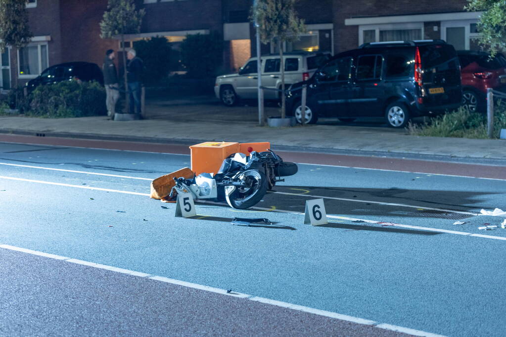 Scooterbezorger en motorrijder gewond na frontale botsing