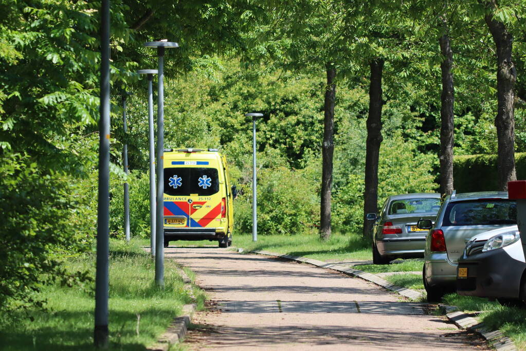 Oudere vrouw gewond na val