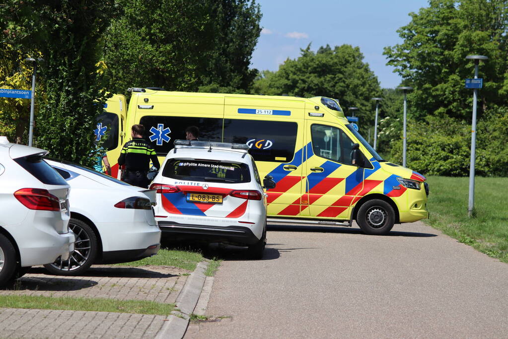 Oudere vrouw gewond na val