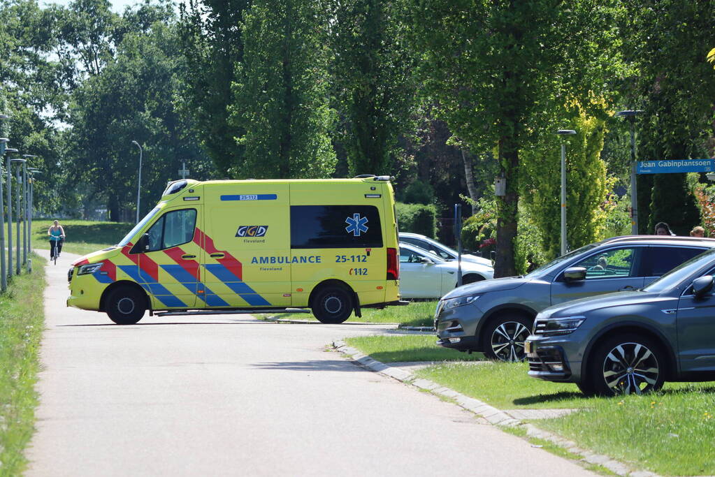 Oudere vrouw gewond na val