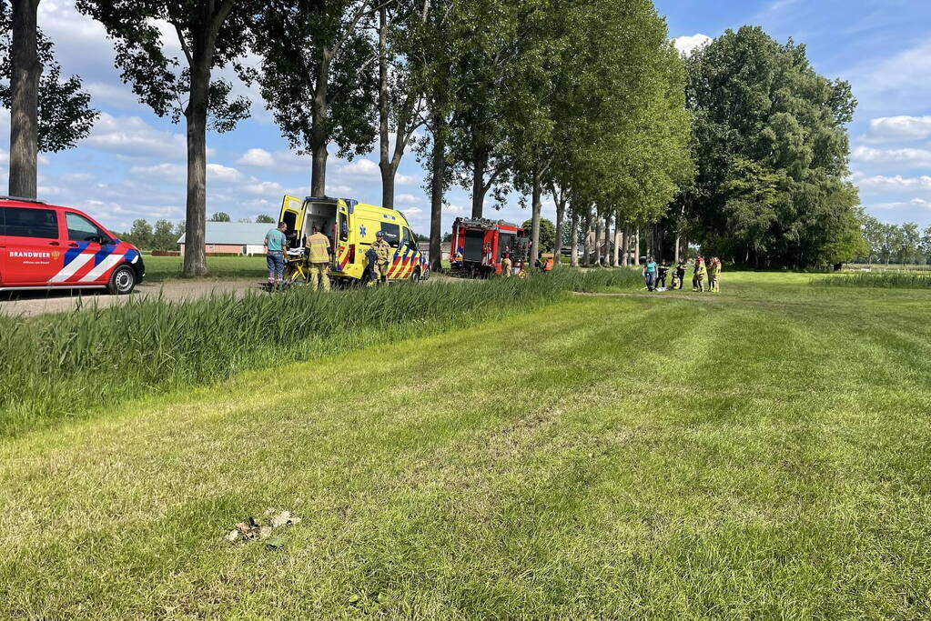 Persoon belandt met scootmobiel in sloot