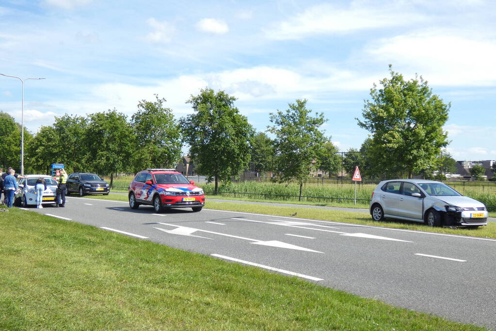 Twee personenwagens beschadigd bij botsing