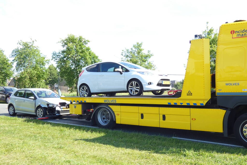 Twee personenwagens beschadigd bij botsing