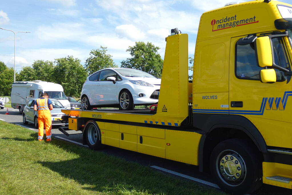 Twee personenwagens beschadigd bij botsing