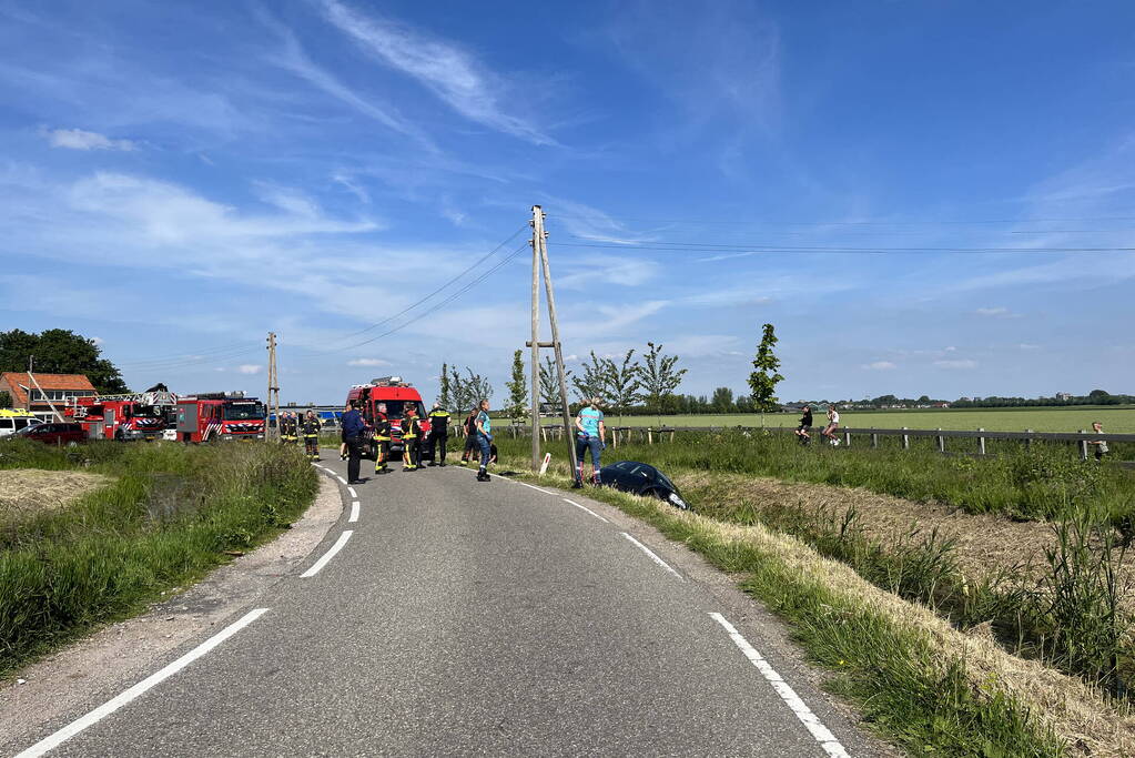 Automobilist raakt van de weg en belandt in sloot