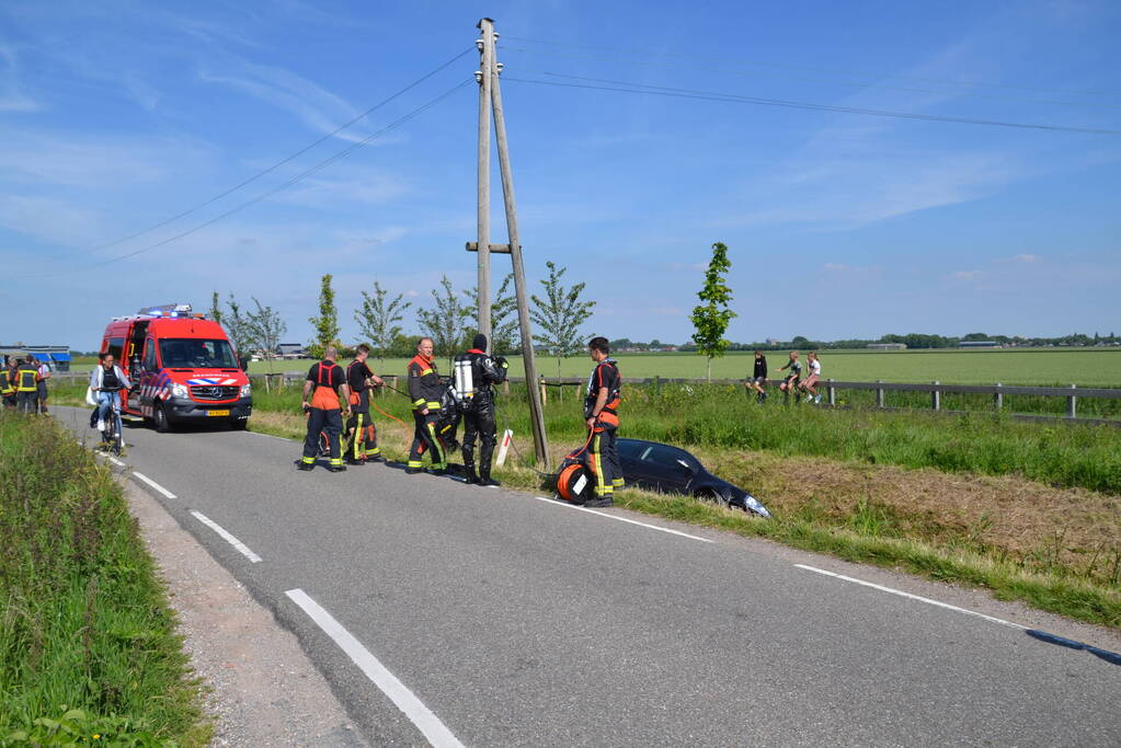 Automobilist raakt van de weg en belandt in sloot