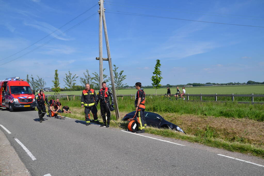 Automobilist raakt van de weg en belandt in sloot