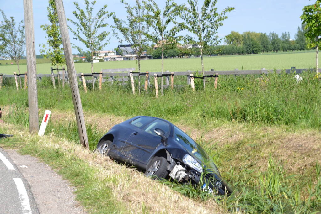 Automobilist raakt van de weg en belandt in sloot