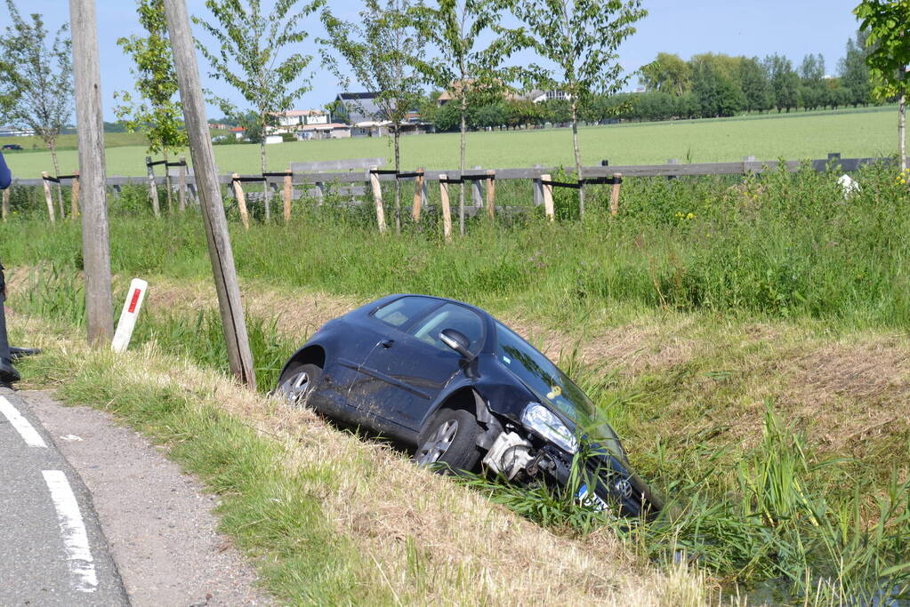 Automobilist raakt van de weg en belandt in sloot