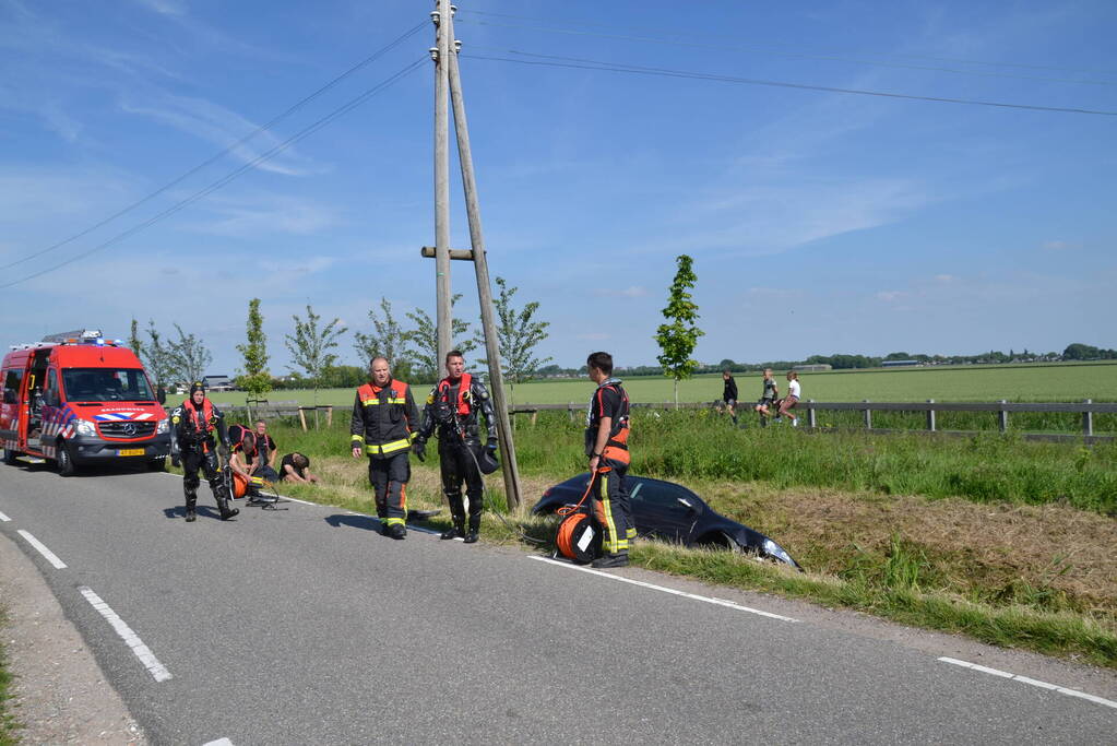 Automobilist raakt van de weg en belandt in sloot