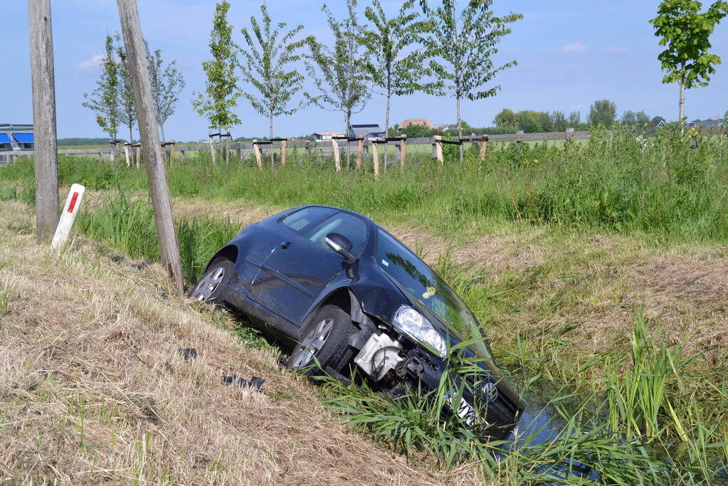 Automobilist raakt van de weg en belandt in sloot