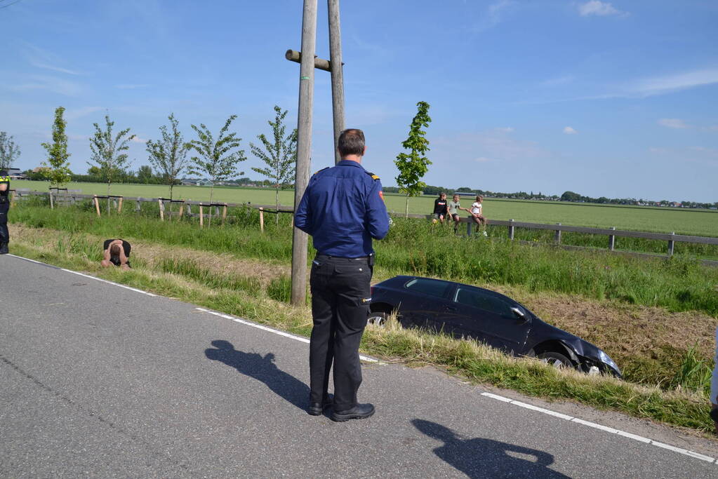 Automobilist raakt van de weg en belandt in sloot