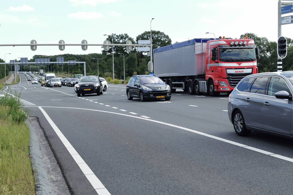 Files door vrachtwagen met pech
