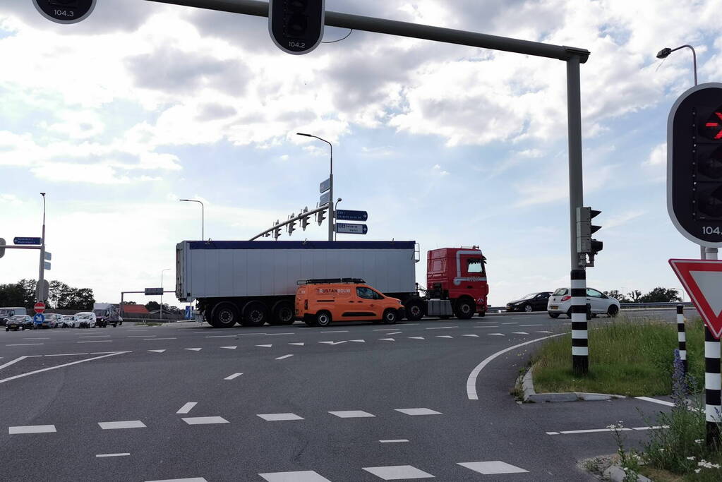 Files door vrachtwagen met pech