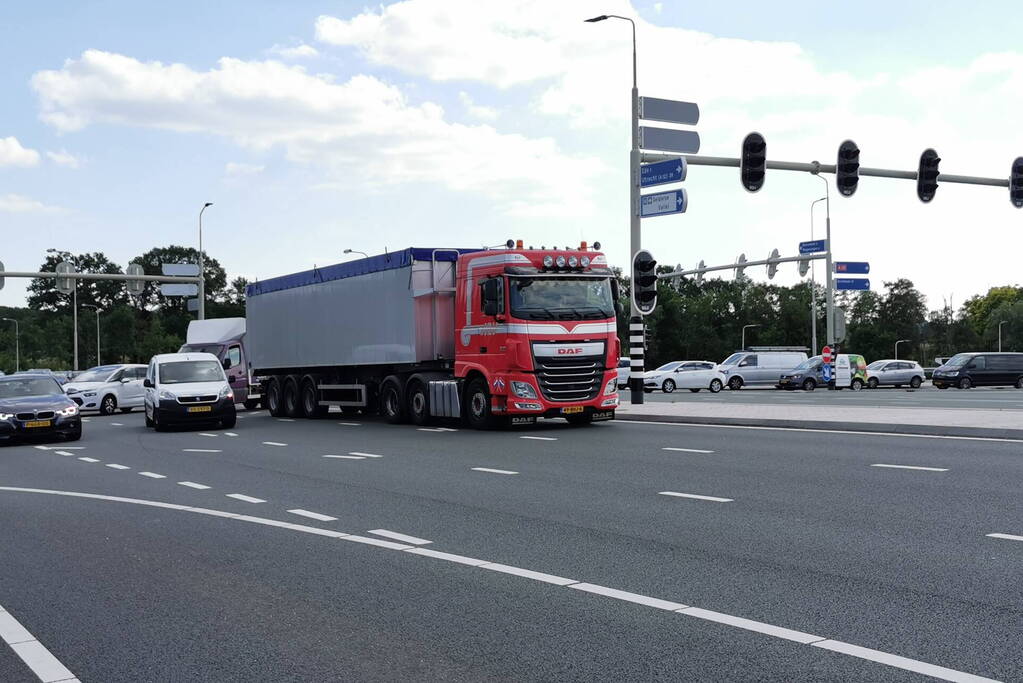 Files door vrachtwagen met pech