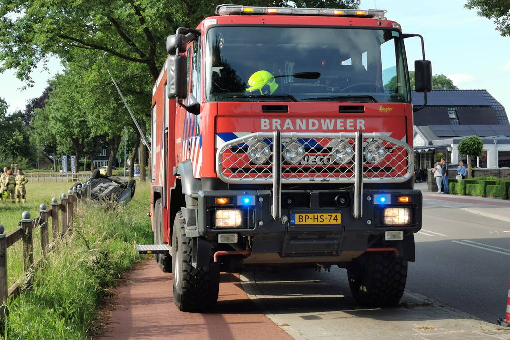 Auto belandt op zijn kop in greppel