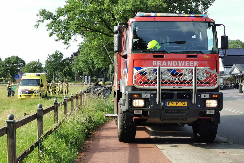 Auto belandt op zijn kop in greppel