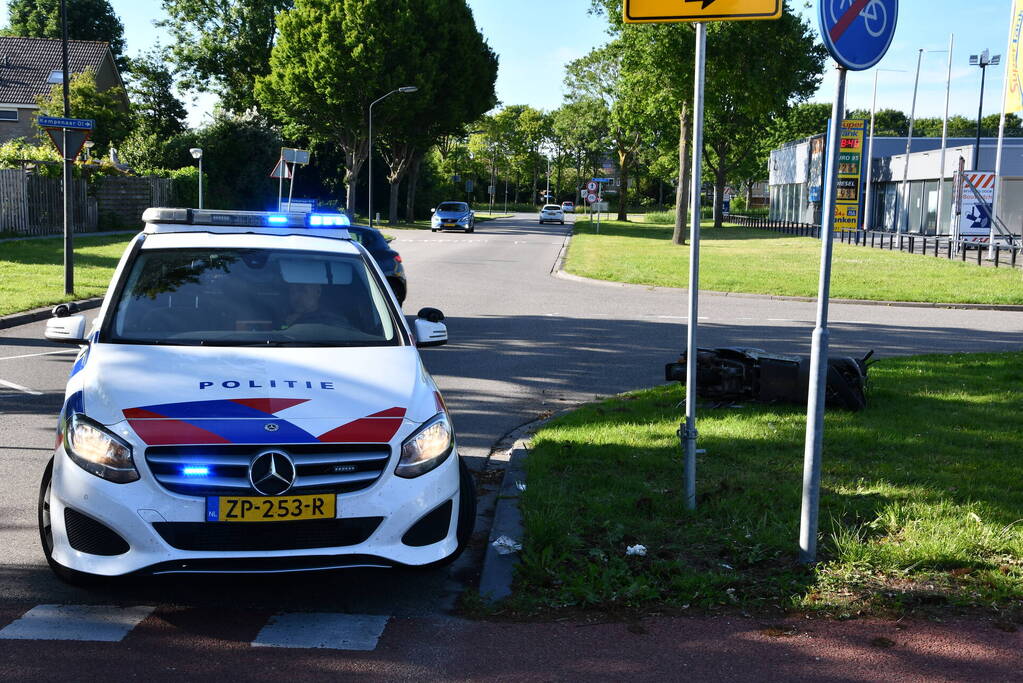 Scooterrijder gewond bij aanrijding met auto