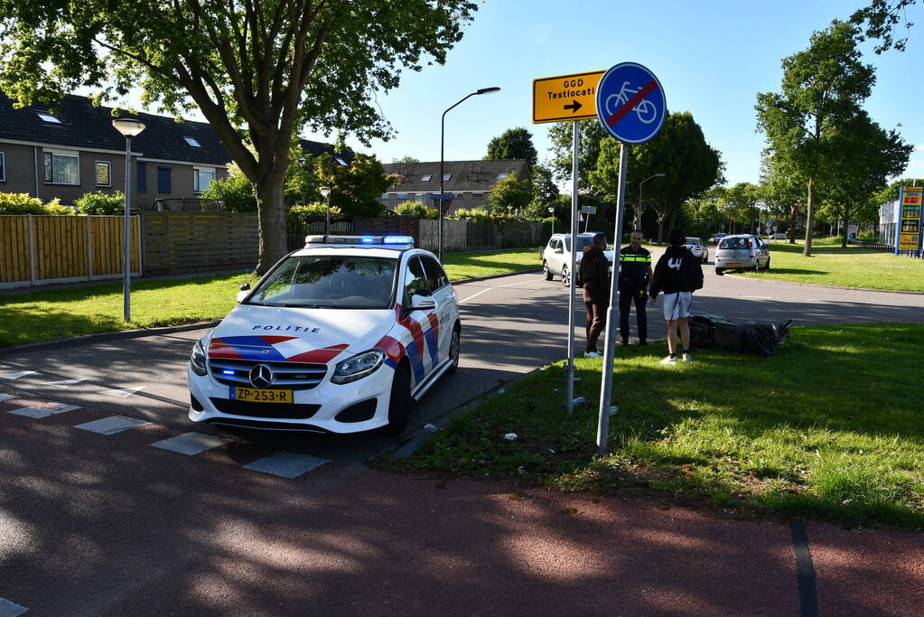 Scooterrijder gewond bij aanrijding met auto
