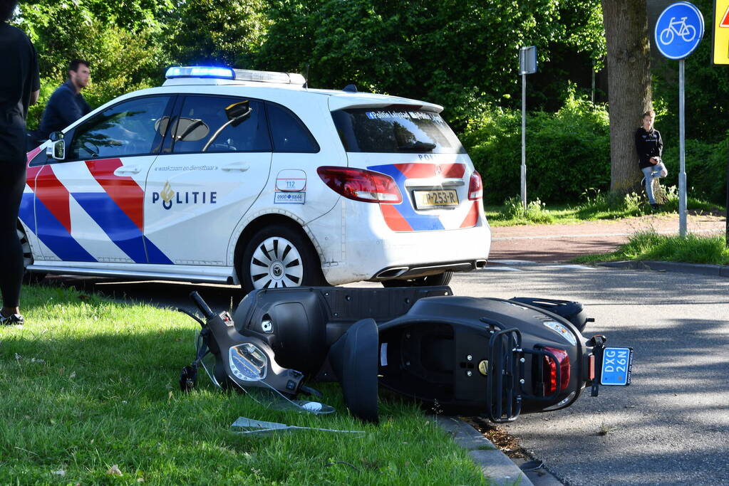 Scooterrijder gewond bij aanrijding met auto