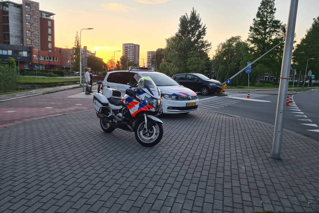 Automobilist rijdt tegen lantaarnpaal