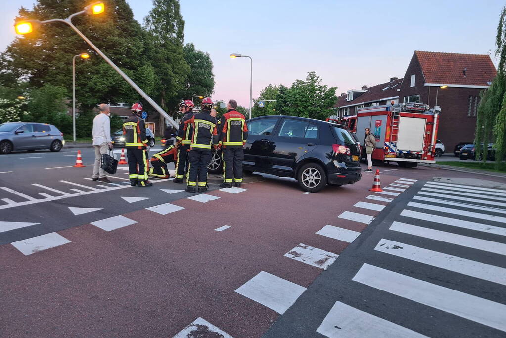 Automobilist rijdt tegen lantaarnpaal