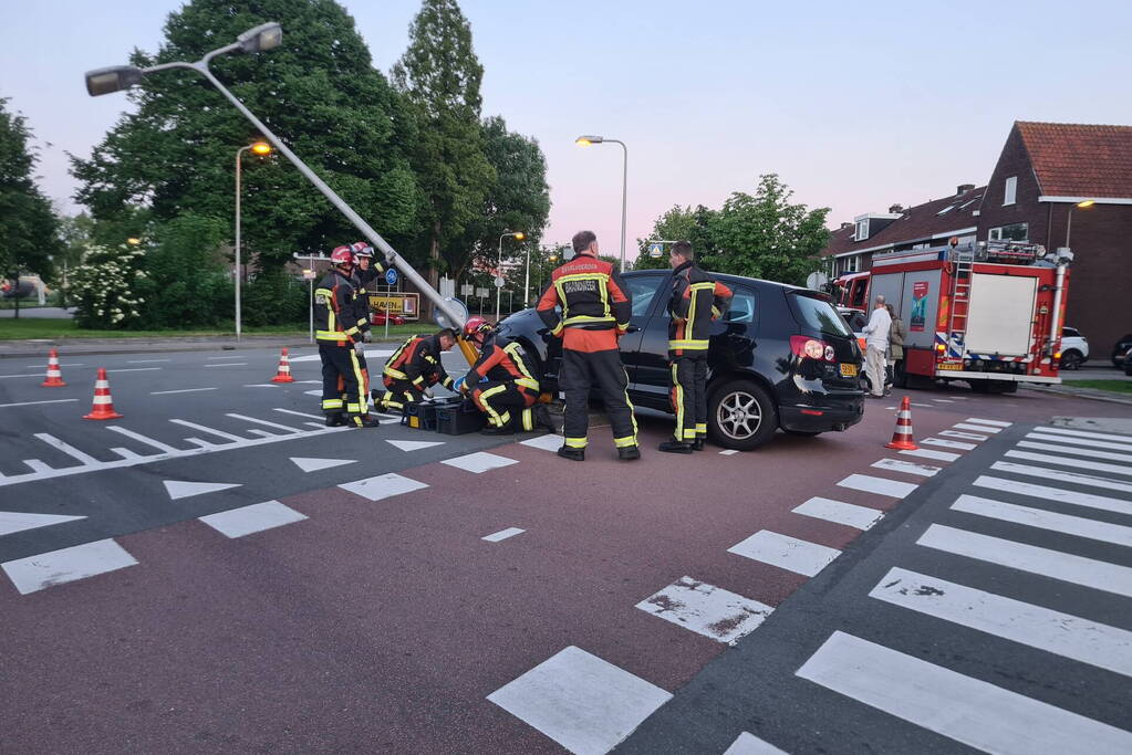 Automobilist rijdt tegen lantaarnpaal